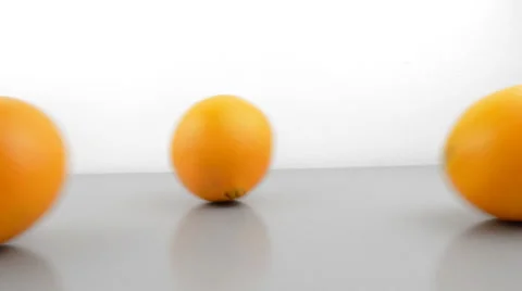 Close up of oranges falling in table Vidéo 37818927