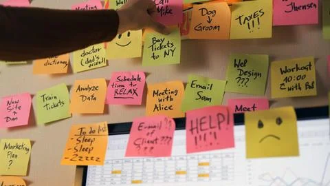 Close-up of organizing tasks with sticky notes Foto stock