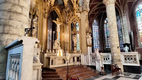 Close-up of an ornate Gothic altar inside a Ghent church. Vídeos de archivo 333195251