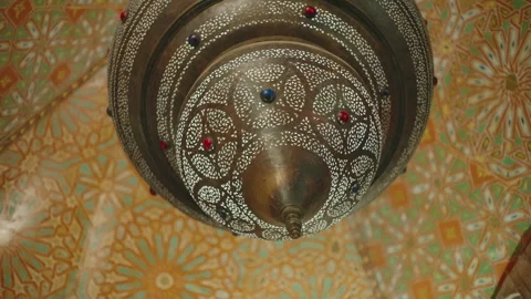 Close up of ornate Moroccan brass lantern with filigree and gemstones 库存影片 334514682