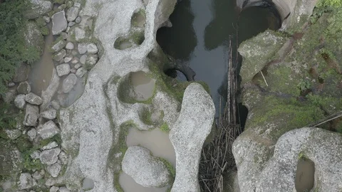 Close up overhead aerial glides over the rock formations of Cañon del Mandiyaco Видео 104822369