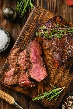 Close-up overhead view of grilled top blade beef steak Foto stock