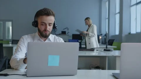 Close p view of company worker that chat online Vídeo Stock 157516422