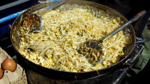 Close-Up of Pad Thai Cooking Process at Thai Street Food Stall Video stock 325020452