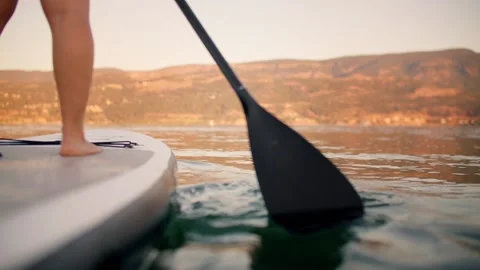 Close up of paddle board paddle going through water, from behind 库存影片 211734524