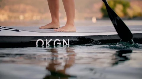 Close up of paddle board paddle in water, female paddling 库存影片 211739680