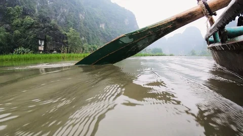 Close up of paddle going through dirty water in red river in ninh binh province Stock-Footage 147353578