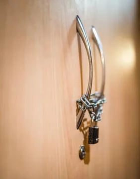 Close-up padlock on chains fasten the handle Foto stock