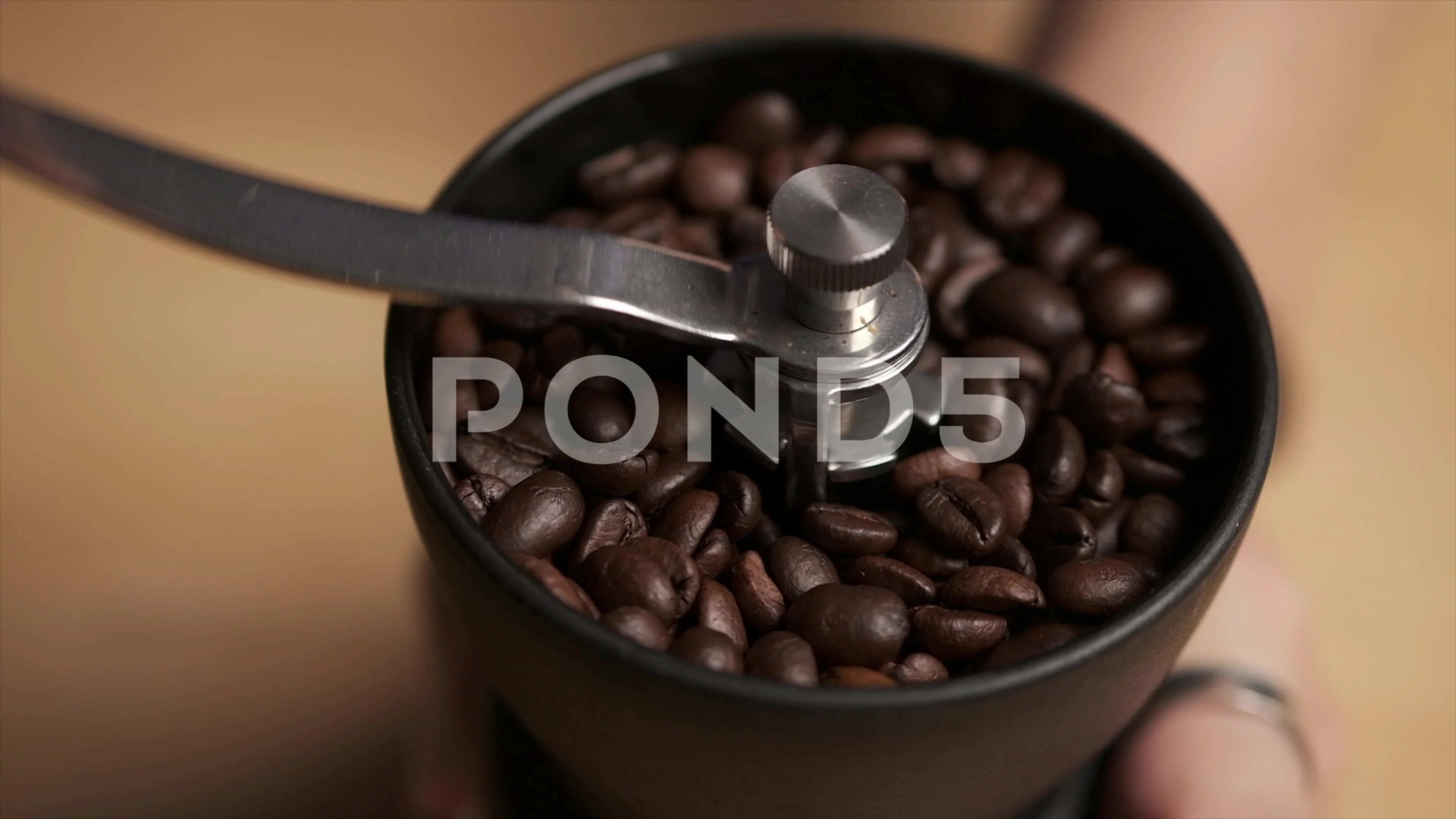hands grinding cof | Stock Video 