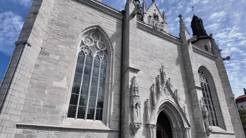 Close of pale stone cathedral facade tall Gothic windows, — Visby 库存影片 347670989
