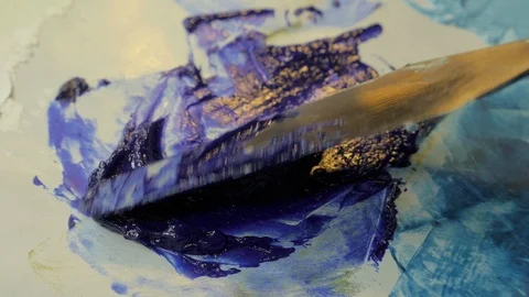 Close up of a palette knife blending phantom blue oil paint in slow motion Video stock 120638920