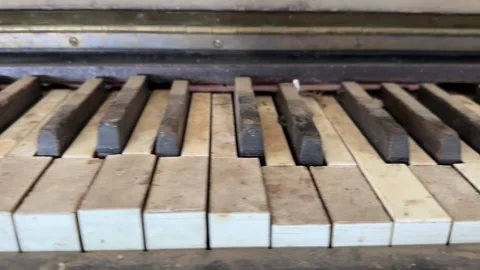 Close-Up Pan Across Piano Keys on Old Vintage Piano Vidéo 343789761
