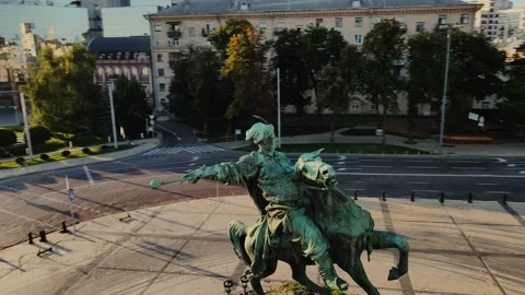 Close Up Pan around the Monument of Bogdan Khmelnitsky with Mykhailivsky Video stock 200980987