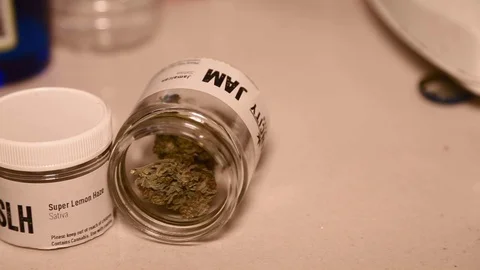 Close pan of different marijuana in a jar Vidéo 77485989