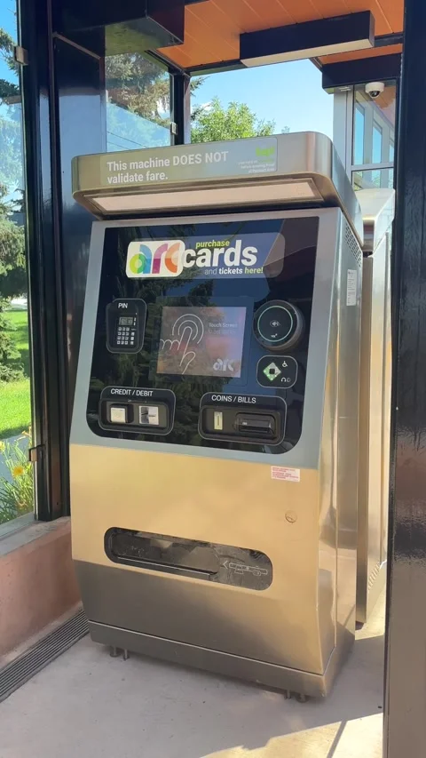Close up pan of an ETS arc card fare vending machine Vídeos de archivo 342477476