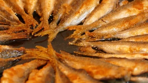 Close-up pan fried and baked fish, cook anchovies in a pan, Vídeo Stock 105098940