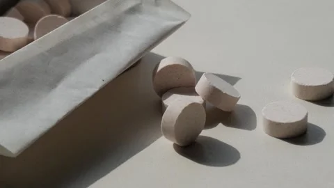 Close-up pan left of mints and open rectangular tin with more mints or 库存影片 293288566