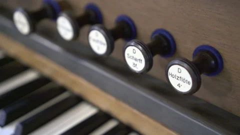 Close-Up Pan Of An Organ Draw Stop Knobs And Keyboard With Focal Transition - 스톡 동영상 154578967