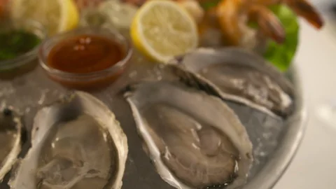 Close up pan up of raw oysters  動画素材 112575743