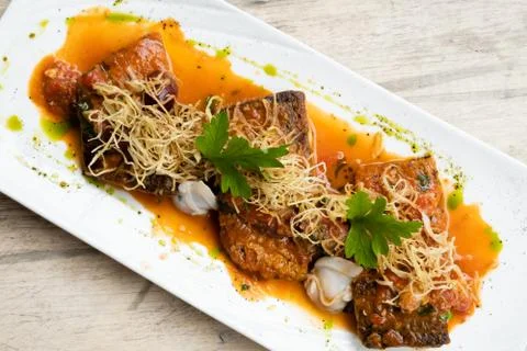 Close up of pan seared sea baas snapper fish mediterranean style Foto stock