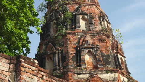 Close up pan view of Ayutthaya temple. Video stock 306773636