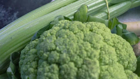 Close-up panning of assorted fresh vegetables Stock-Footage 111723393