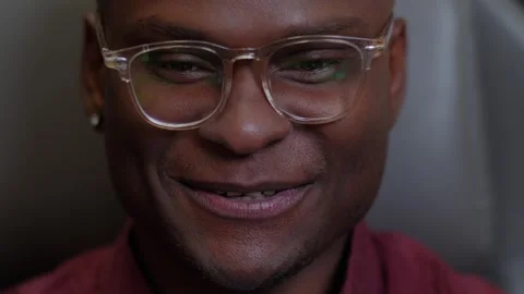Close-up panorama of the face of a dark-skinned man talking with an interlocutor Видео 262851207