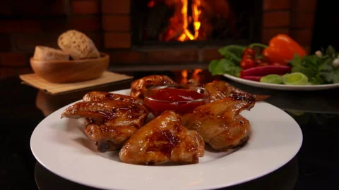 Close-up panorama of a plate full of fried chicken wings Video stock 213222358
