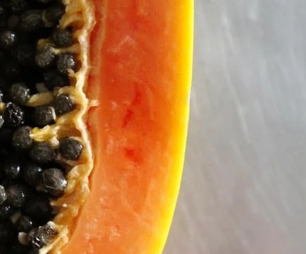 Close up of papaya fruit on the kitchen table. Macro papaya fruits. Foto stock