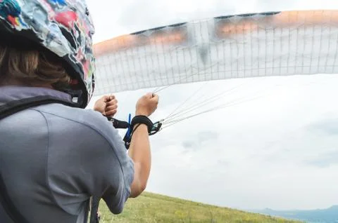 Close-up The paraglider opens his parachute before taking off. Filling the Foto stock