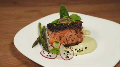 Close up parallax shot of pan seared salmon with peas purée in white plate Stock-Footage 140374291