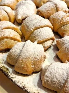 Close up of a parchment lined baking tray of freshly baked apple crescent rol Stockfoto's