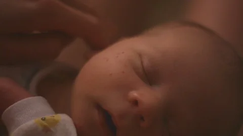 Close Up Parent holding and touch Newborn baby Vidéo 89975560
