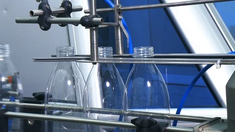 In close-up part of the conveyor with transparent plastic bottles Vídeos de archivo 104401842