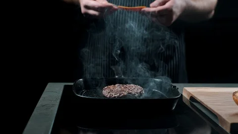 Close-up partial view of man and frying pan with grilled steak and cheese Video stock 87271200