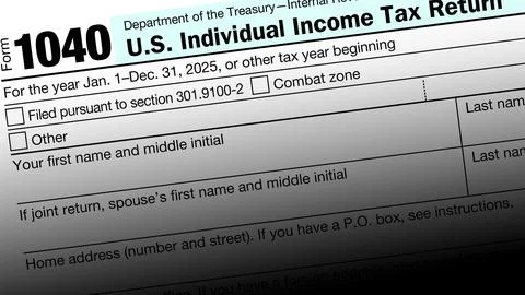 Close up of a partially visible US individual income tax form 1040 库存照片