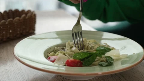 Close-up of pasta with pesto sauce Vidéo 200838952