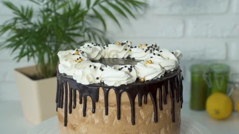 Close up. Pastry decor. Pastry chef decorates the cake Vidéo 127130846