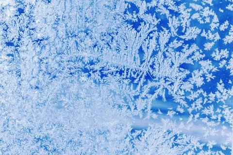 Close-up pattern of intricate frost patterns on a windowpane. Delicate crys.. Fotos de archivo