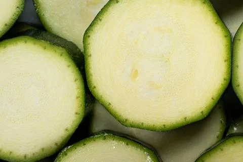 Close-up Pattern of Organic Green Zucchini Slices 스톡 사진