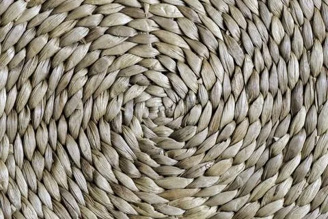 Close-up pattern of round woven placemat made from natural water hyacinth 库存照片
