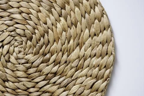 Close-up pattern of round woven placemat made from natural water hyacinth 库存照片