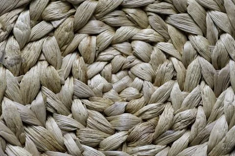 Close-up pattern of round woven placemat made from natural water hyacinth 库存照片