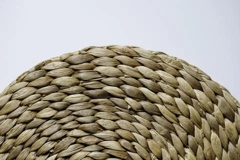 Close-up pattern of round woven placemat made from natural water hyacinth 库存照片