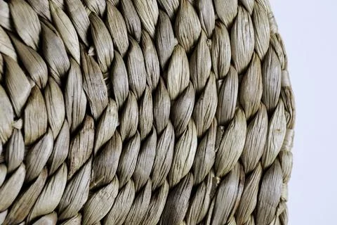 Close-up pattern of round woven placemat made from natural water hyacinth 库存照片