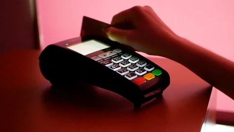Close up of payment terminal on wooden surface and hands of girl with card 스톡 동영상 99093085