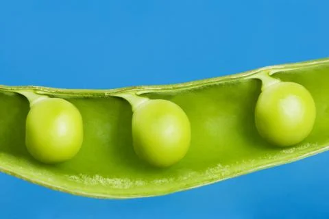 Close-up of peas in a pod Stock-Fotos