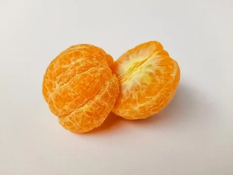 Close-Up of a Peeled Mandarin Orange Segment on White Background Fotos de archivo