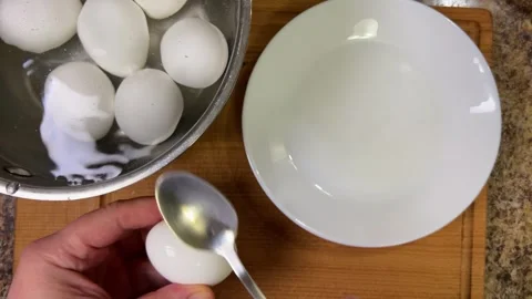 Close-up of peeling a boiled chicken egg. Stock-Footage 301331634