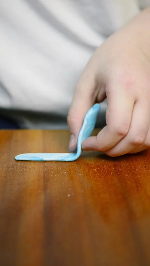 Close up of peeling stuck polymer clay off a wooden workshop table Vídeo Stock 342907470